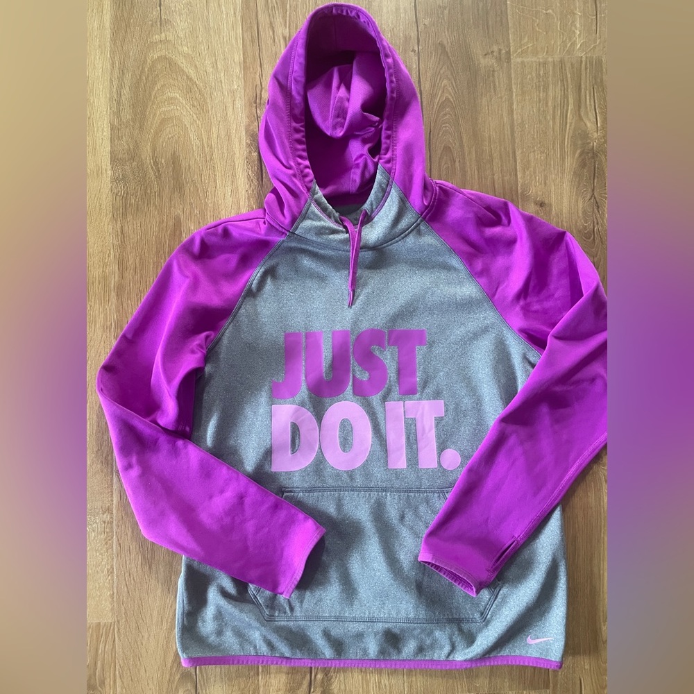 Women’s NIKE therma-fit hooded sweatshirt - Picture 2 of 3